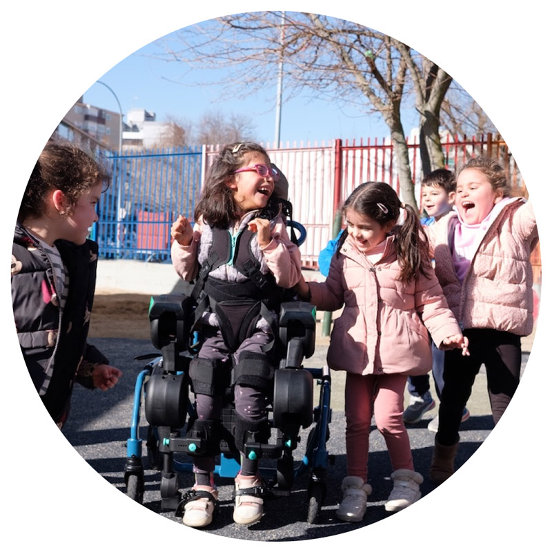 enfants souriants avec un exosquelette